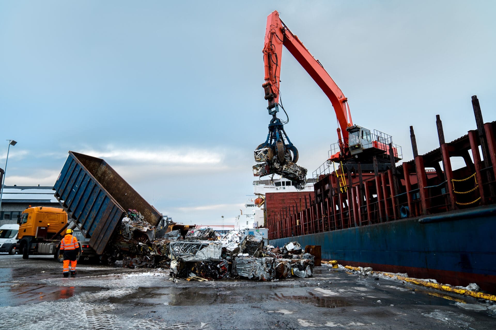 Ansatte ved Sortland Havn håndterer avfall fra skip